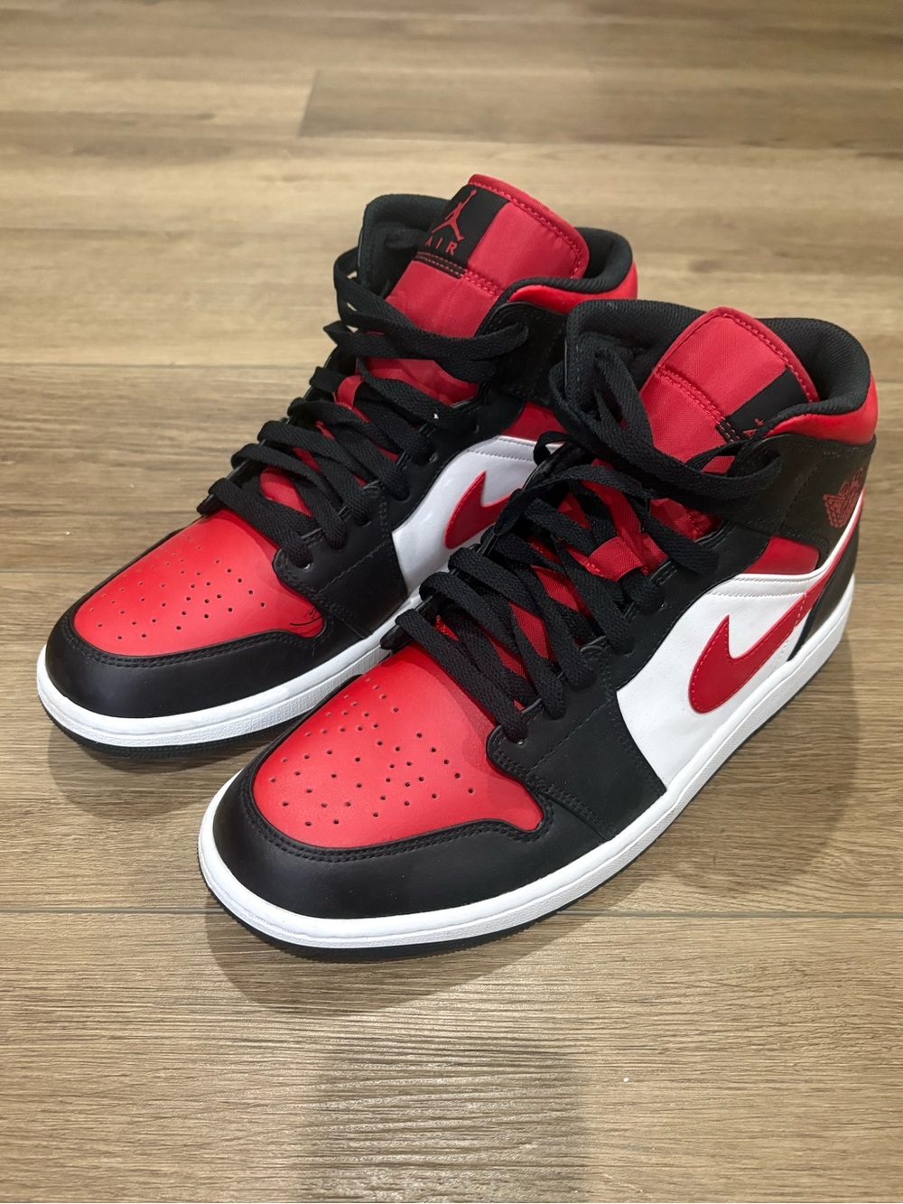 Jordan 1 mids- Red/Black/White